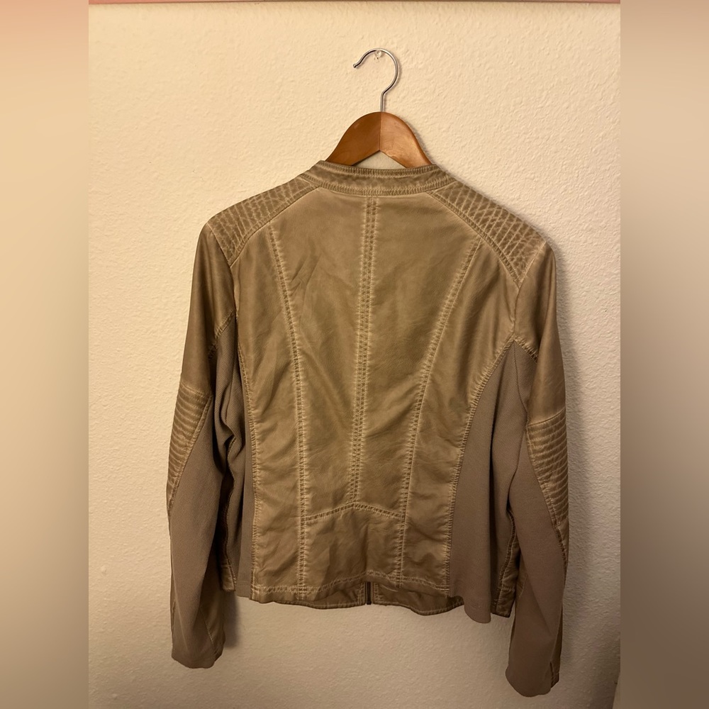 Lightweight polyester jacket - Picture 2 of 4